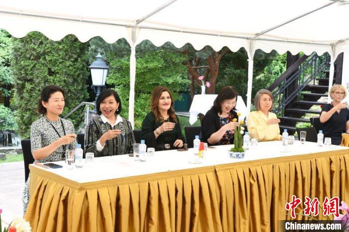 圖為嘉賓品味烏龍茶。　柏林中國文化中心供圖。