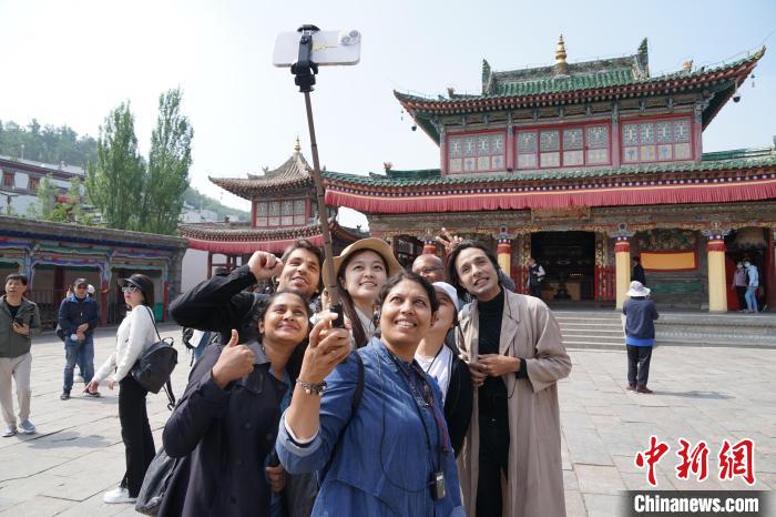 圖為外國記者在塔爾寺合影?！●R銘言 攝