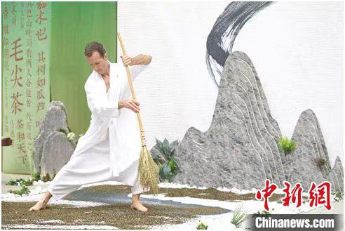 圖為《信陽毛尖·茶舞》沉浸式藝術表演?！⌒抨柺形麄鞑抗﹫D