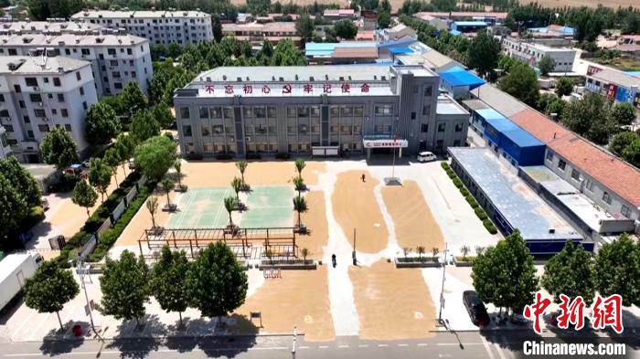 德州陵城區(qū)開放1297處鎮(zhèn)村公共場地，緩解農(nóng)民曬糧難題。　陵城區(qū)委宣傳部供圖