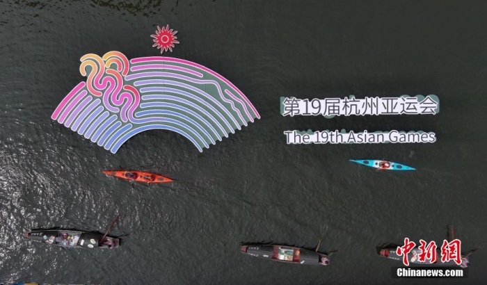 資料圖為烏篷船和皮劃艇從杭州亞運(yùn)會(huì)標(biāo)識(shí)前劃過。王剛 攝