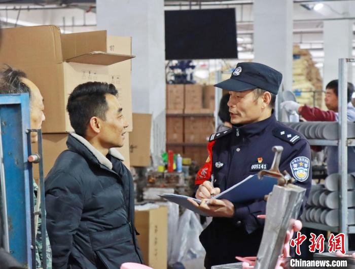 3月30日，大興派出所民警來到轄區(qū)中小企業(yè)，開展“為民為企為項目”走訪活動?！『戏示焦﹫D