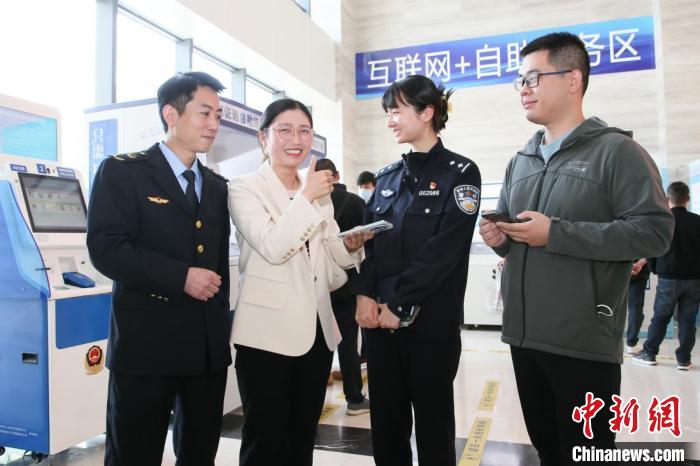 4月10日，安徽合肥，一家運輸企業(yè)負責人在工作人員的指導(dǎo)下，使用小程序辦理車管業(yè)務(wù)?！『戏示焦﹫D