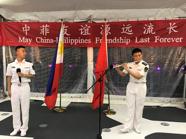 艦上官兵表演歌舞、民樂(lè)、武術(shù)等節(jié)目。中國(guó)駐菲律賓大使館供圖