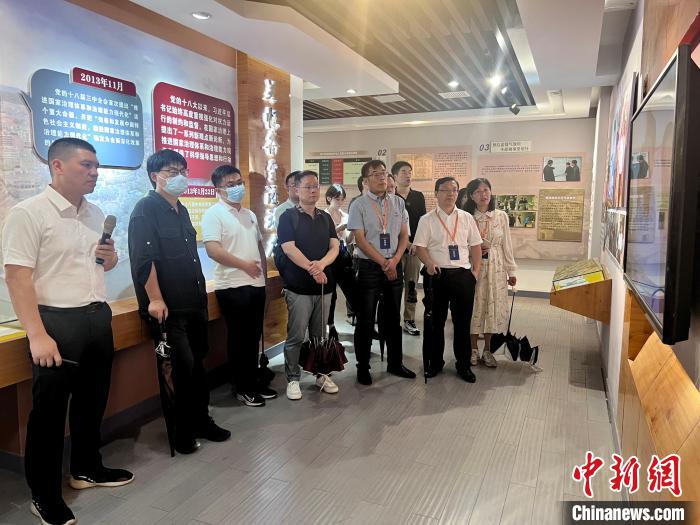 與會人員在后陳村走訪。　董易鑫 攝
