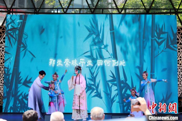 開(kāi)幕式上舞臺(tái)展演之一《水舞昆韻》。