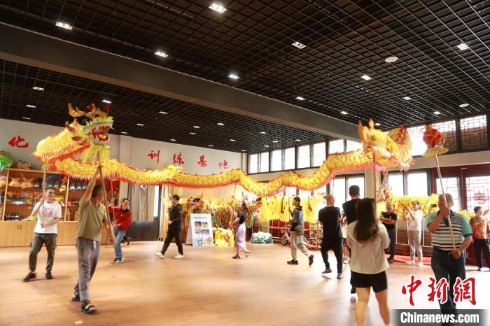 臺(tái)胞臺(tái)屬體驗(yàn)舞龍?！≈芪的裙﹫D