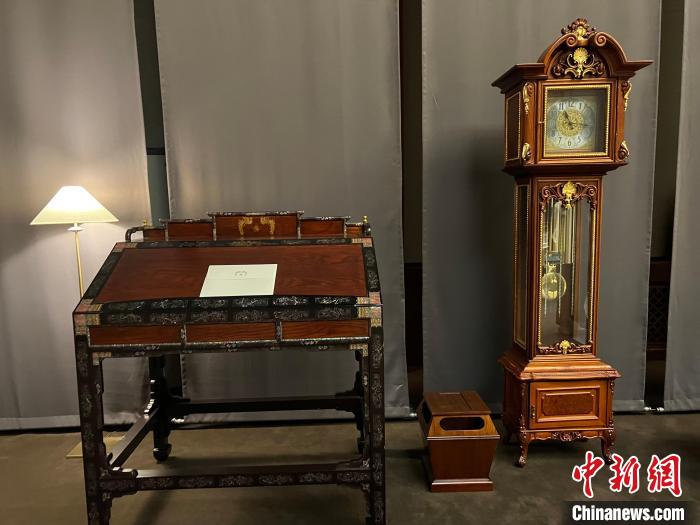 圖為春秋館展覽陳設(shè)的青瓦臺(tái)家具?！⑿?攝