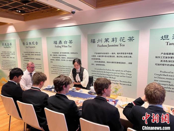 澳大利亞悉尼中學生參加“茶和天下”雅集文化體驗活動?！☆檿r宏 攝