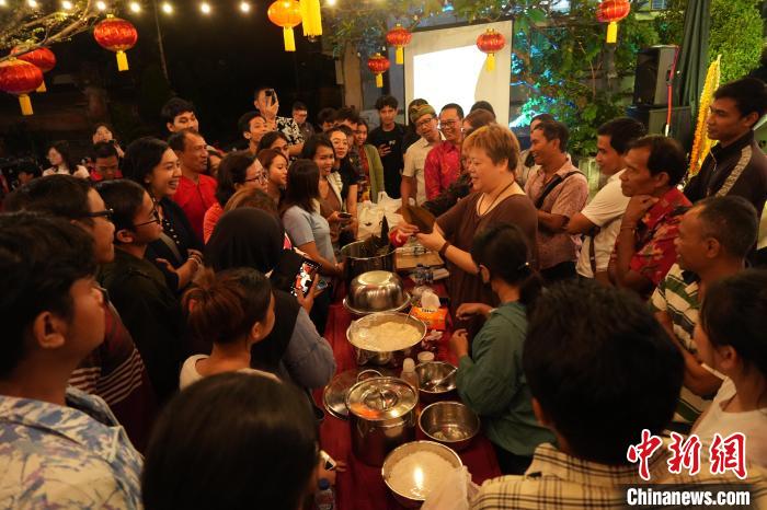 現(xiàn)場包粽子教學。陶暹光攝