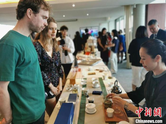 現(xiàn)場觀眾觀看中國展臺茶藝表演、了解茶文化?！【笜?攝