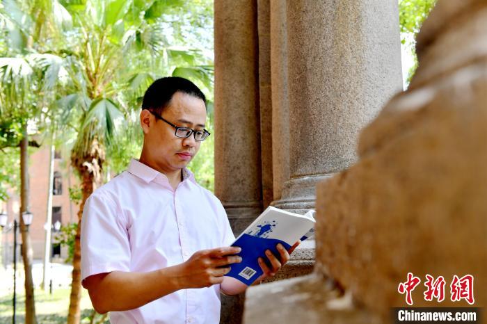 圖為福建師范大學(xué)教育學(xué)院臺(tái)灣教師陳昭志正在看書(shū)?！蚊?攝