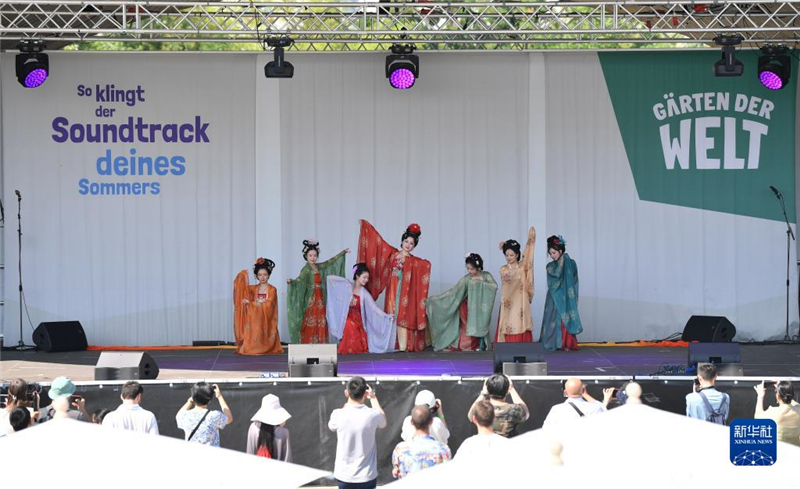 7月8日，在德國柏林世界公園，漢服愛好者進(jìn)行漢服展示。新華社記者 任鵬飛 攝