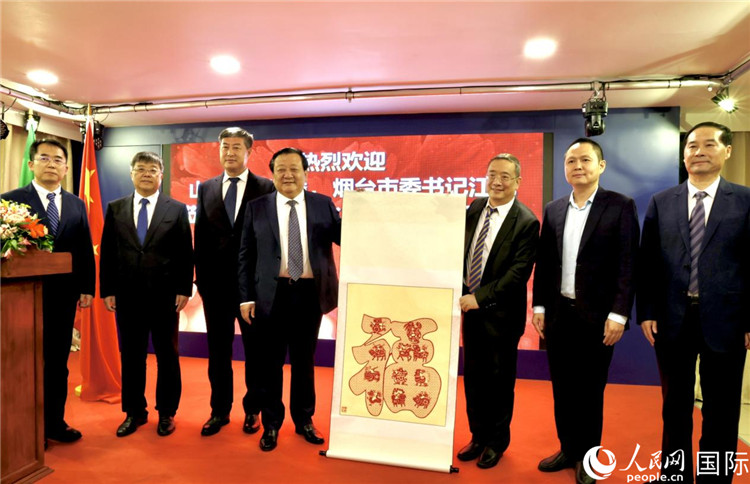 參加座談會(huì)的主要嘉賓合影留念。人民網(wǎng)記者宋亦然攝