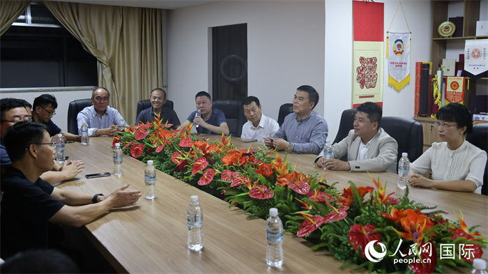 與會(huì)代表進(jìn)行座談交流。（人民網(wǎng)記者  時(shí)元皓攝）