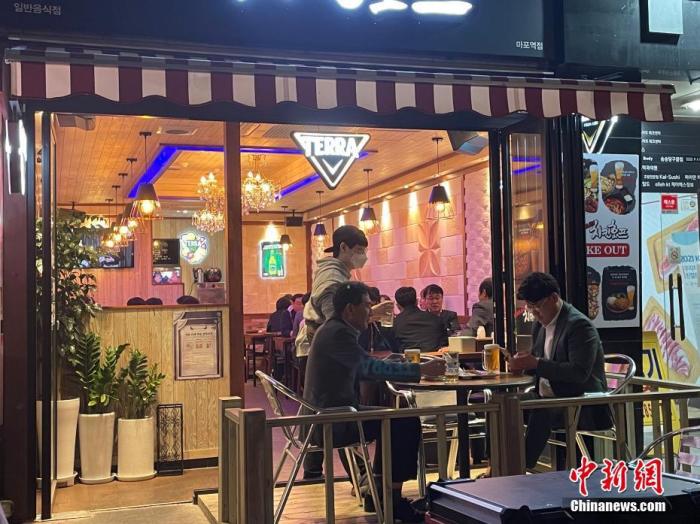 資料圖：韓國首爾市民在餐館用餐。 <a target='_blank' href='/' _fcksavedurl='/'><p  align=