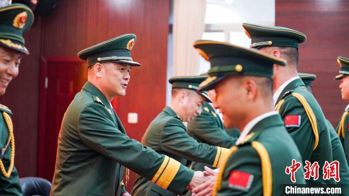 首長(zhǎng)為晉銜官兵頒發(fā)任命狀?！堨狭?攝