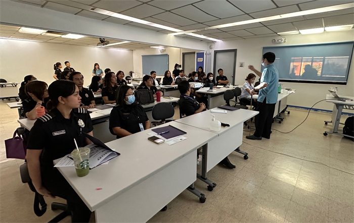 菲律賓移民局官員在移民局總部培訓班參加中文學習。中國駐菲律賓大使館供圖。