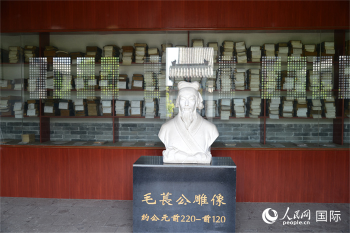 河間詩經(jīng)齋毛萇雕像。雕像后書櫥中陳列的是歷代各版本《詩經(jīng)》及譯本。 人民網(wǎng) 趙昭攝
