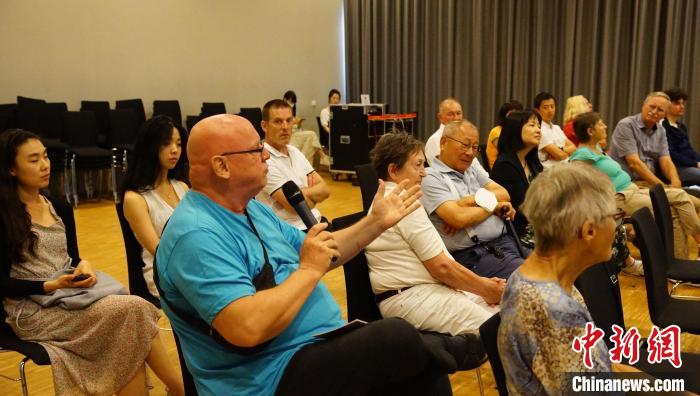 圖為現(xiàn)場觀眾提問。　柏林中國文化中心供圖