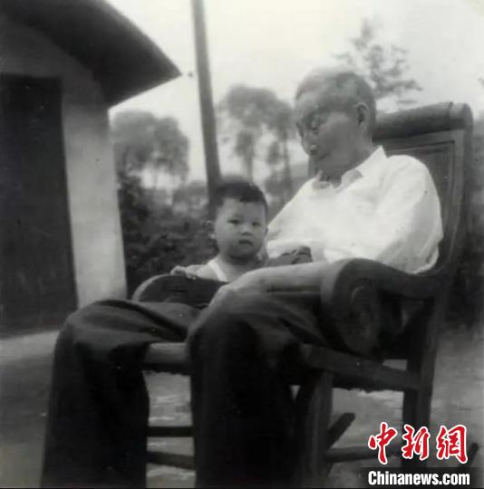 陳望道與幼年的陳曉帆。　陳曉帆供圖