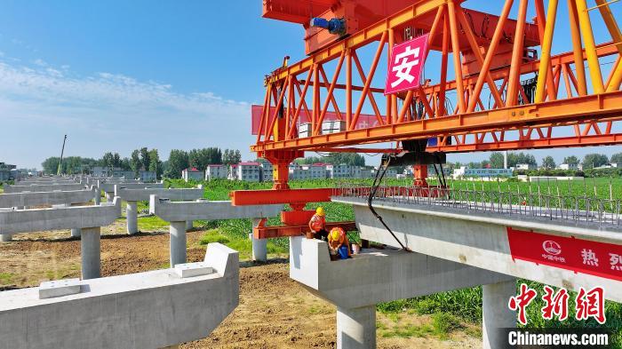 長(zhǎng)25米重80噸的箱梁平穩(wěn)、精準(zhǔn)地落在S314分離式立交橋25號(hào)和26號(hào)墩上?！⒂癫?攝