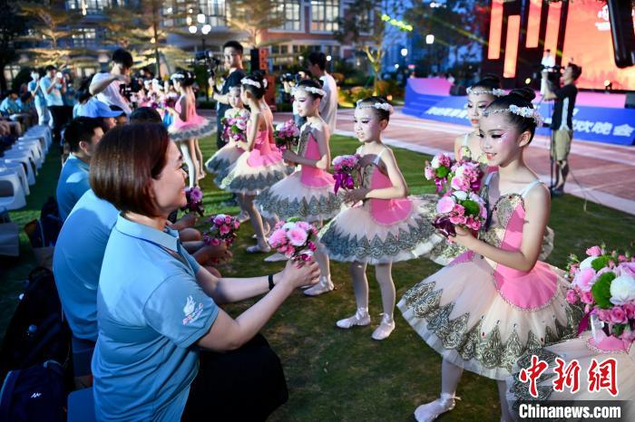 大陸小朋友鮮花送給臺(tái)灣同胞?！⊥鯑|明 攝