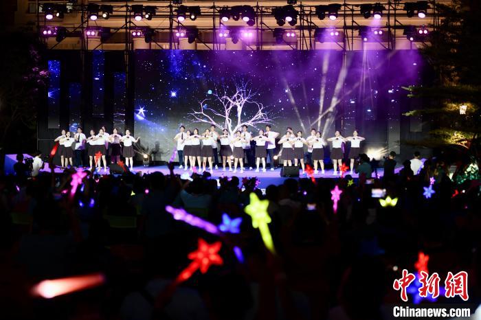 合唱表演《夜空中最亮的星》?！⊥鯑|明 攝