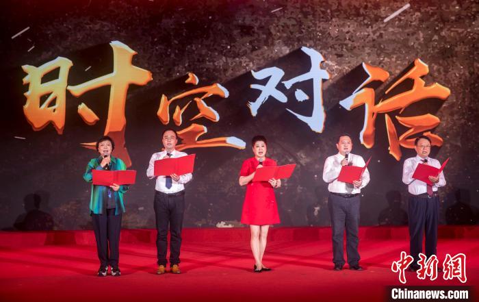 陶侃與陳望道之孫陳曉帆、顏福慶之孫顏志淵、榮毅仁侄女榮智豐深情朗誦《與統(tǒng)戰(zhàn)先輩的時空對話》?！堦?攝