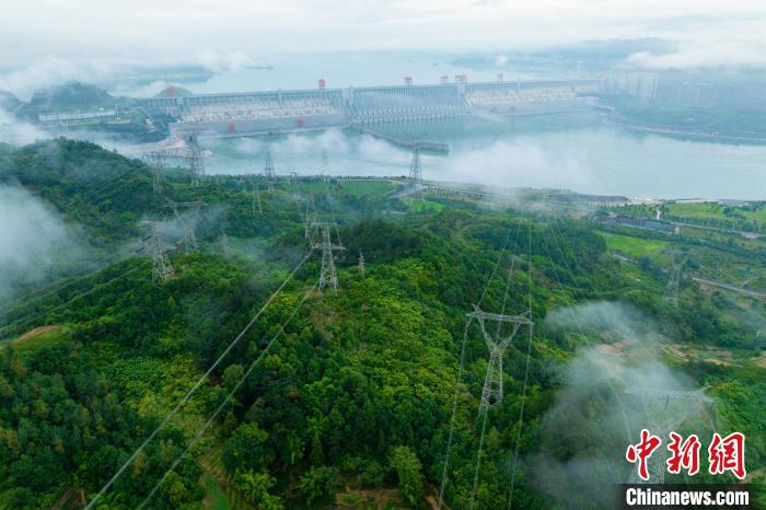 三峽輸電線路。　何偉 攝