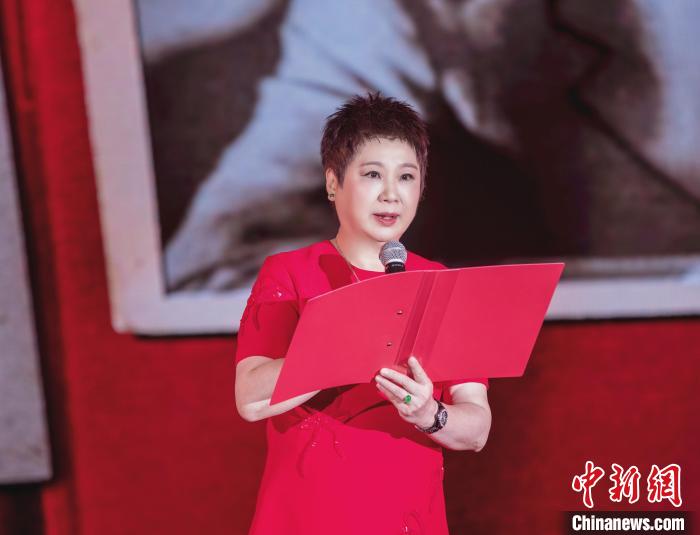 7月16日，榮智豐在2023年上海統(tǒng)戰(zhàn)文化周開幕活動中朗誦《與統(tǒng)戰(zhàn)先輩的時空對話》?！堦?攝