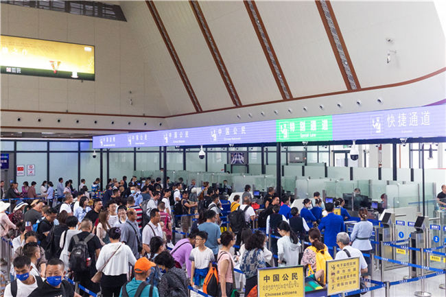 7月22日，乘坐中老鐵路國際旅客列車的旅客在磨憨邊檢大廳排隊候檢。衛(wèi)海林 攝