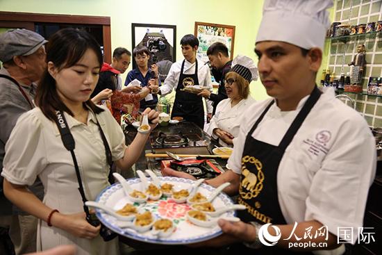 7月19日，參加美食活動的多國代表品嘗泰式傳統(tǒng)美食。人民網(wǎng)記者 張矜若攝