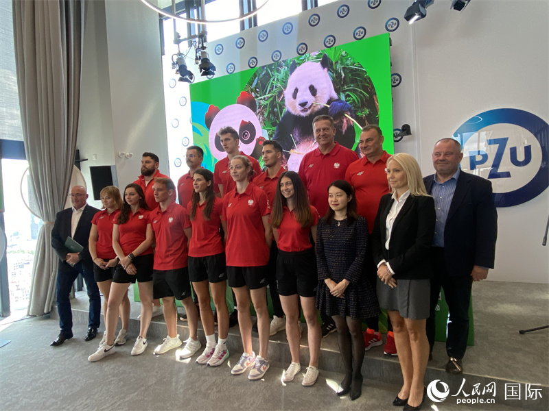 嘉賓與代表團代表合影。人民網(wǎng)記者 禹麗敏攝
