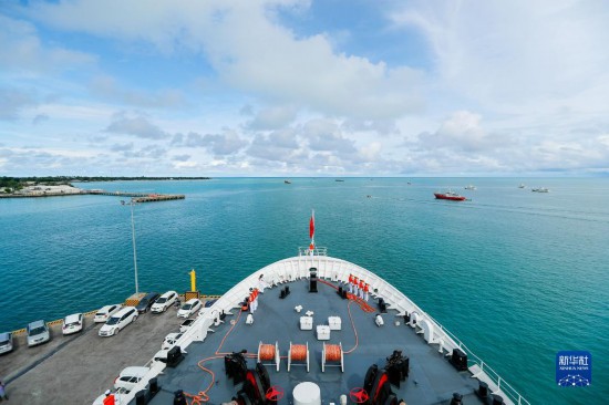 7月22日，中國海軍“和平方舟”號醫(yī)院船駛離基里巴斯首都塔拉瓦。當(dāng)?shù)貢r間22日上午10時，執(zhí)行“和諧使命-2023”任務(wù)的中國海軍“和平方舟”號醫(yī)院船圓滿結(jié)束對基里巴斯的首次訪問，駛離基里巴斯首都塔拉瓦，前往本次任務(wù)的第二站湯加努庫阿洛法港。新華社發(fā)（黎宇 攝）