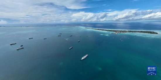 7月22日，中國海軍“和平方舟”號醫(yī)院船結(jié)束基里巴斯訪問，駛離塔拉瓦港。新華社發(fā)（桂江波 攝）