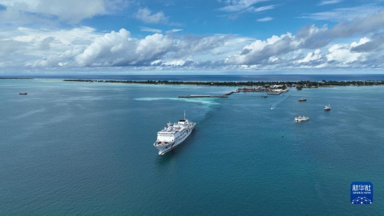 7月22日，中國海軍“和平方舟”號醫(yī)院船結(jié)束基里巴斯訪問，駛離塔拉瓦港。新華社發(fā)（桂江波 攝）