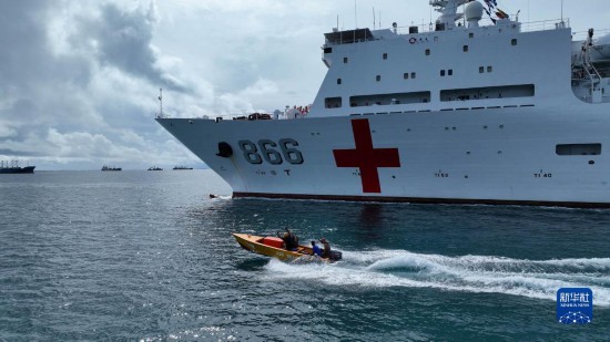 7月22日，中國海軍“和平方舟”號醫(yī)院船駛離塔拉瓦港途中，基里巴斯當(dāng)?shù)孛癖婑{船揮手告別。新華社發(fā)（桂江波 攝）