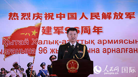 國防武官胡德君大校發(fā)表致辭。人民網(wǎng)記者 李強攝