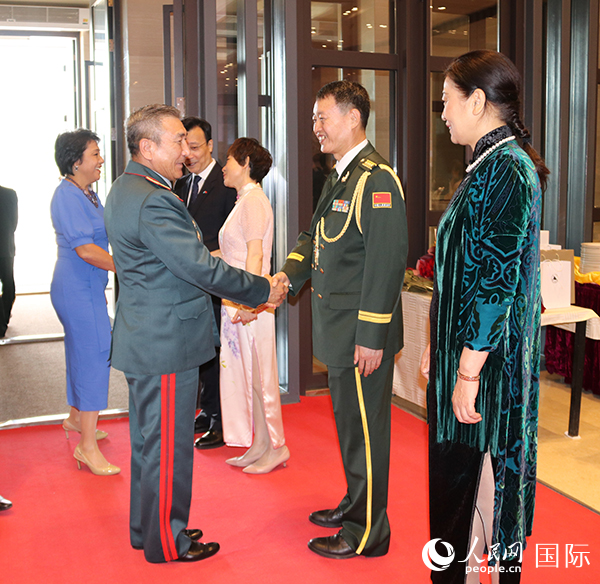 國防武官胡德君大校迎接賓客。人民網(wǎng)記者李強攝
