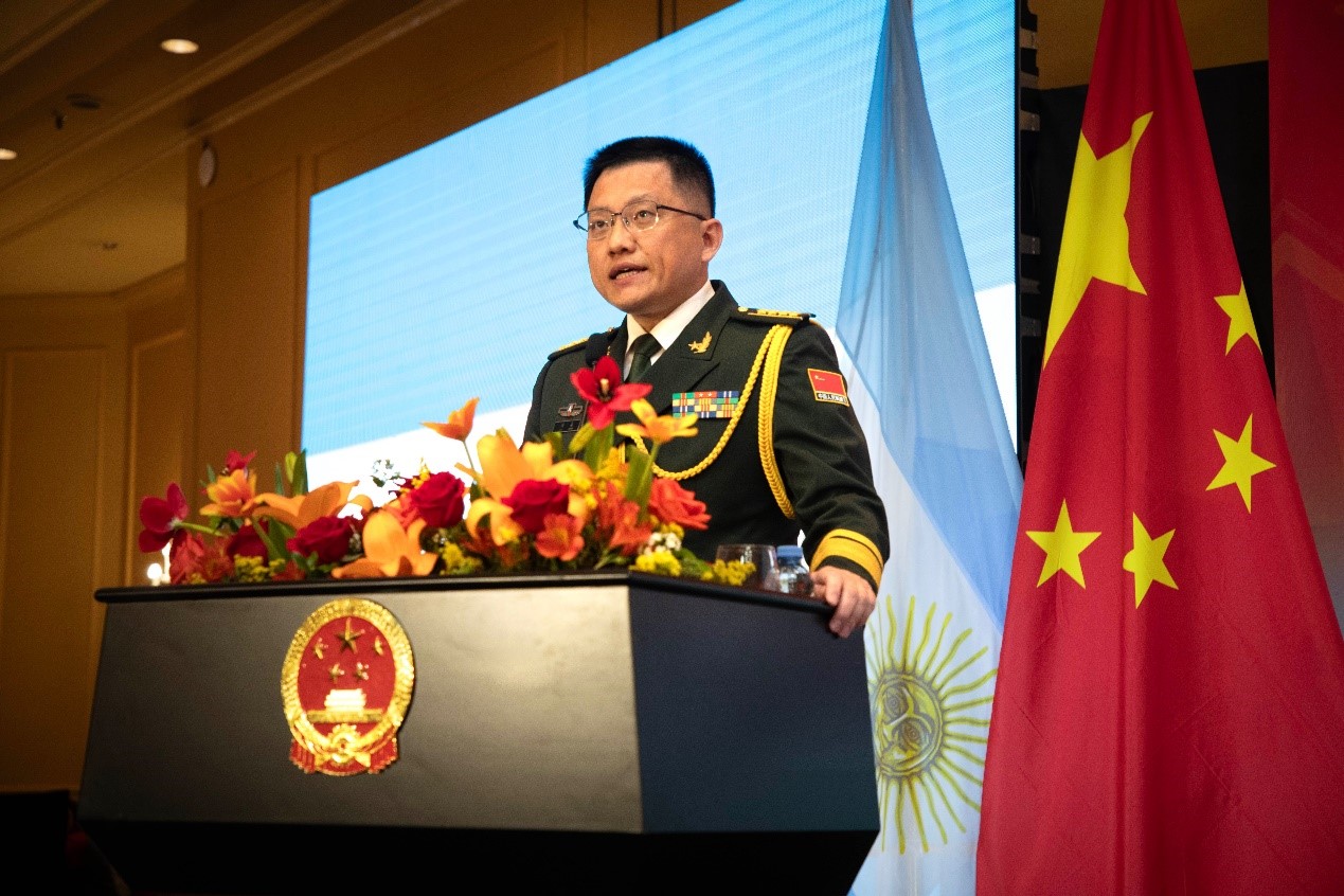 中國(guó)駐阿根廷大使館武官劉淼大校致辭。中國(guó)駐阿根廷大使館供圖
