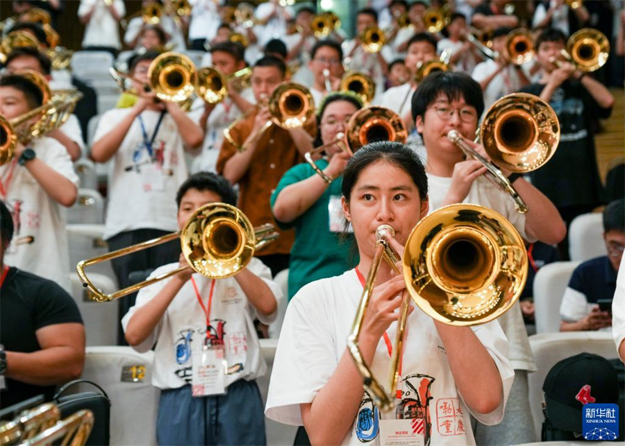 8月1日，在第九屆中國(guó)國(guó)際低音銅管藝術(shù)節(jié)的一場(chǎng)公益大師課上，低音銅管樂(lè)器愛(ài)好者在練習(xí)長(zhǎng)號(hào)。新華社記者 劉潺 攝