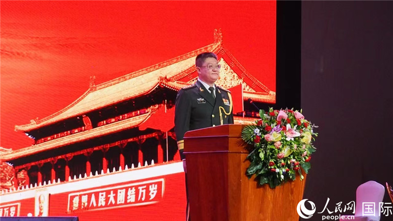 圖為中國(guó)駐老撾大使館國(guó)防武官李兵大校致辭。人民網(wǎng)記者 孫廣勇攝