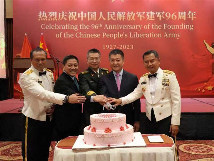 圖為陸慷大使與印尼貴賓共切生日蛋糕。中國駐印度尼西亞使館供圖