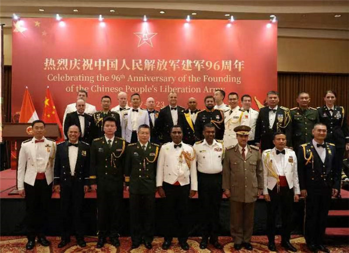 圖為徐勝武官與參加招待會的各國武官、武官處代表合影。中國駐印度尼西亞使館供圖