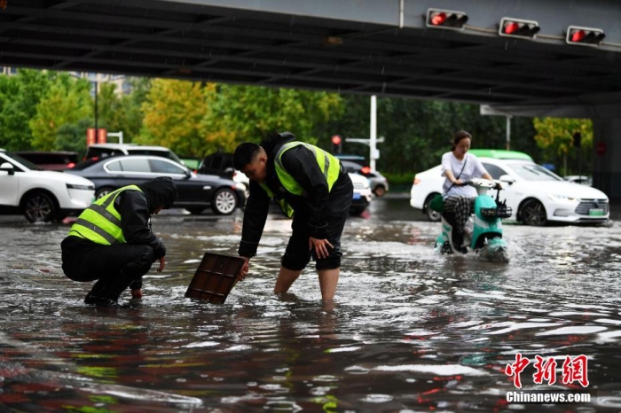7月30日，河北省持續(xù)發(fā)布暴雨紅色預(yù)警信號(hào)。受今年第5號(hào)臺(tái)風(fēng)“杜蘇芮”殘余環(huán)流影響，7月28日以來(lái)，地處華北地區(qū)的河北省大部出現(xiàn)降雨。30日17時(shí)，該省氣象臺(tái)發(fā)布當(dāng)日第三次暴雨紅色預(yù)警信號(hào)。石家莊市城區(qū)不少區(qū)域積水嚴(yán)重，城管、環(huán)衛(wèi)、園林、市政等部門(mén)緊急出動(dòng)，聯(lián)合疏堵保暢，筑牢防汛安全屏障。圖為石家莊裕華區(qū)城管局防汛隊(duì)員對(duì)沿街收水井進(jìn)行雜物清理，以保證排水暢通。翟羽佳 攝