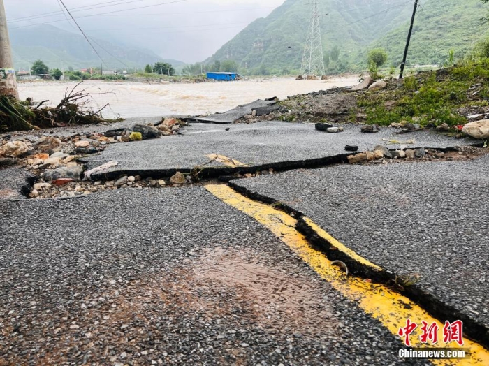 受臺風(fēng)“杜蘇芮”影響，7月29日至8月1日，河北省淶水縣普降暴雨，持續(xù)強降雨和強風(fēng)天氣引發(fā)洪水險情。連日來，當(dāng)?shù)亟M織數(shù)千人搶險救援隊伍，集中力量加快排水、清理路面、救援拋錨車輛、搶修倒伏電線桿等工作。8月1日，方便面、飲用水、火腿腸、面包等首批調(diào)撥救災(zāi)物資送抵救災(zāi)一線，并于當(dāng)天發(fā)放到受災(zāi)群眾手中。目前，淶水縣受損交通、電力、通信等基礎(chǔ)設(shè)施正在加緊搶修，山區(qū)受困人員已分批轉(zhuǎn)移，各項搶險救災(zāi)工作正在有序進行中。圖為淶水縣婁村鎮(zhèn)南安莊村被洪水沖毀的路面。(文/呂子豪 楊猛)李金璐 攝