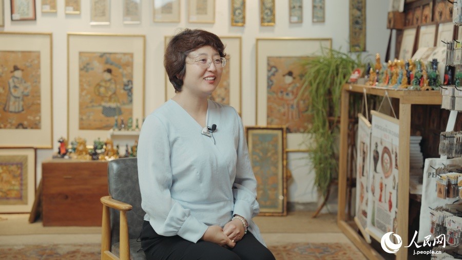 圖為瓷器修復藝術家王京。人民網記者 張若涵攝