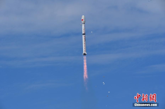 8月3日11時(shí)47分，中國(guó)在酒泉衛(wèi)星發(fā)射中心用長(zhǎng)征四號(hào)丙遙四十四運(yùn)載火箭，成功發(fā)射風(fēng)云三號(hào)06星，衛(wèi)星順利進(jìn)入預(yù)定軌道，任務(wù)取得圓滿成功。該衛(wèi)星將接替在軌超期服役的風(fēng)云三號(hào)C星，探測(cè)數(shù)據(jù)主要用于天氣預(yù)報(bào)、大氣化學(xué)和氣候變化監(jiān)測(cè)業(yè)務(wù)及研究。汪江波 攝