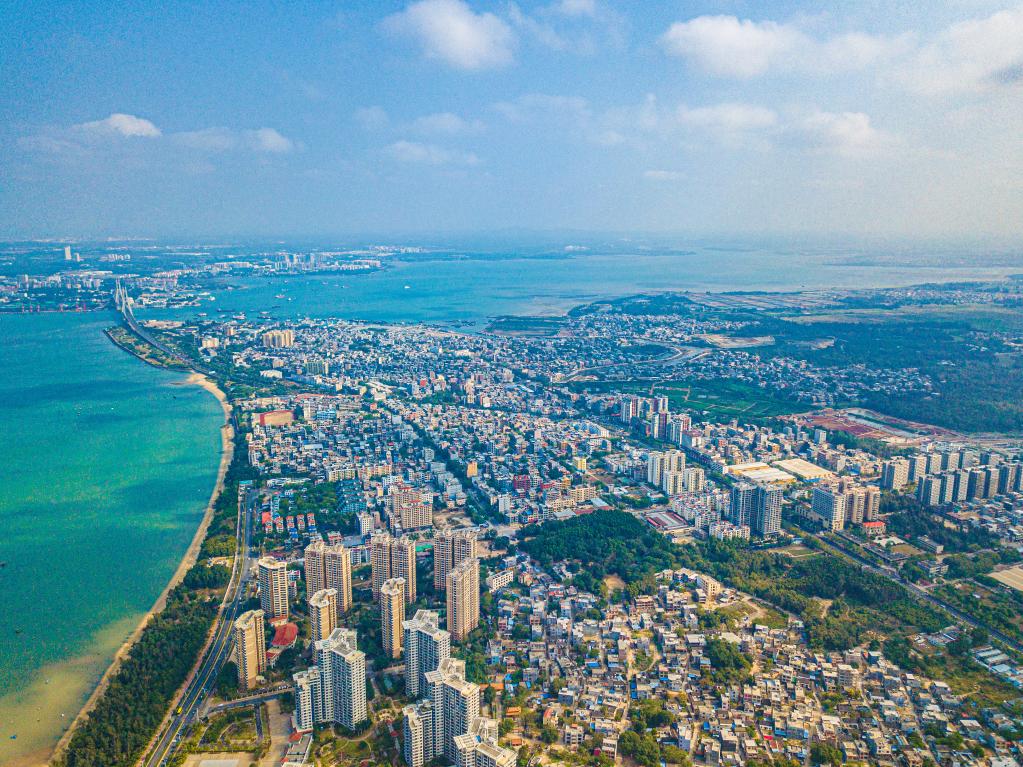 這是海南自貿(mào)港重點(diǎn)園區(qū)——洋浦經(jīng)濟(jì)開(kāi)發(fā)區(qū)所在的環(huán)新英灣地區(qū)（無(wú)人機(jī)照片，2023年2月26日攝）。新華社記者 蒲曉旭 攝